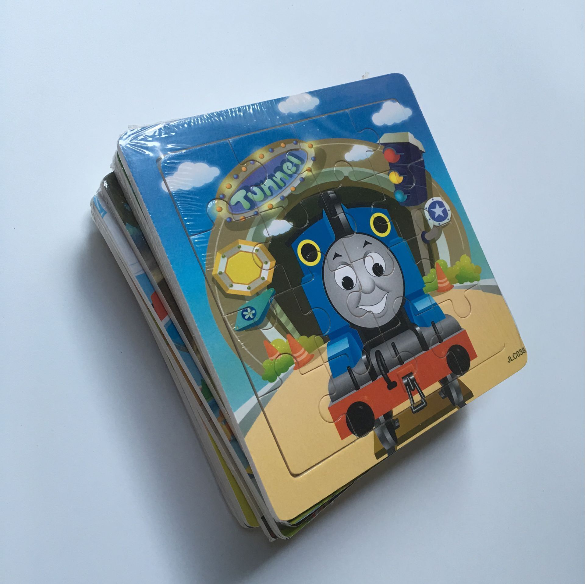 厂家直销 木制卡通16片托马斯小火车拼图拼版带底图 儿童益智玩具