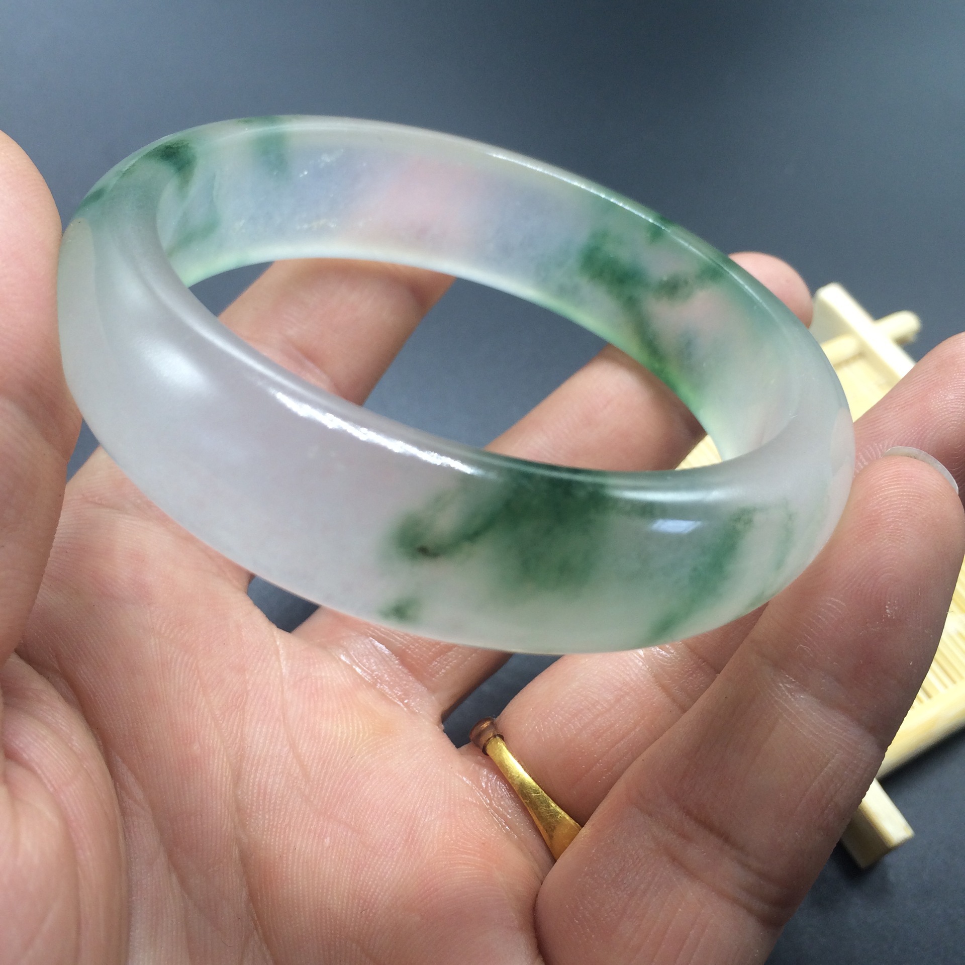 天然缅甸翡翠玉石手镯石英岩玉手镯淡灰绿色飘花玉手镯批发