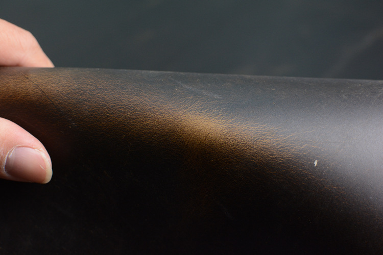 深咖疯马皮头层牛皮 复古做旧效果变色疯马皮蜡感皮手工真皮料