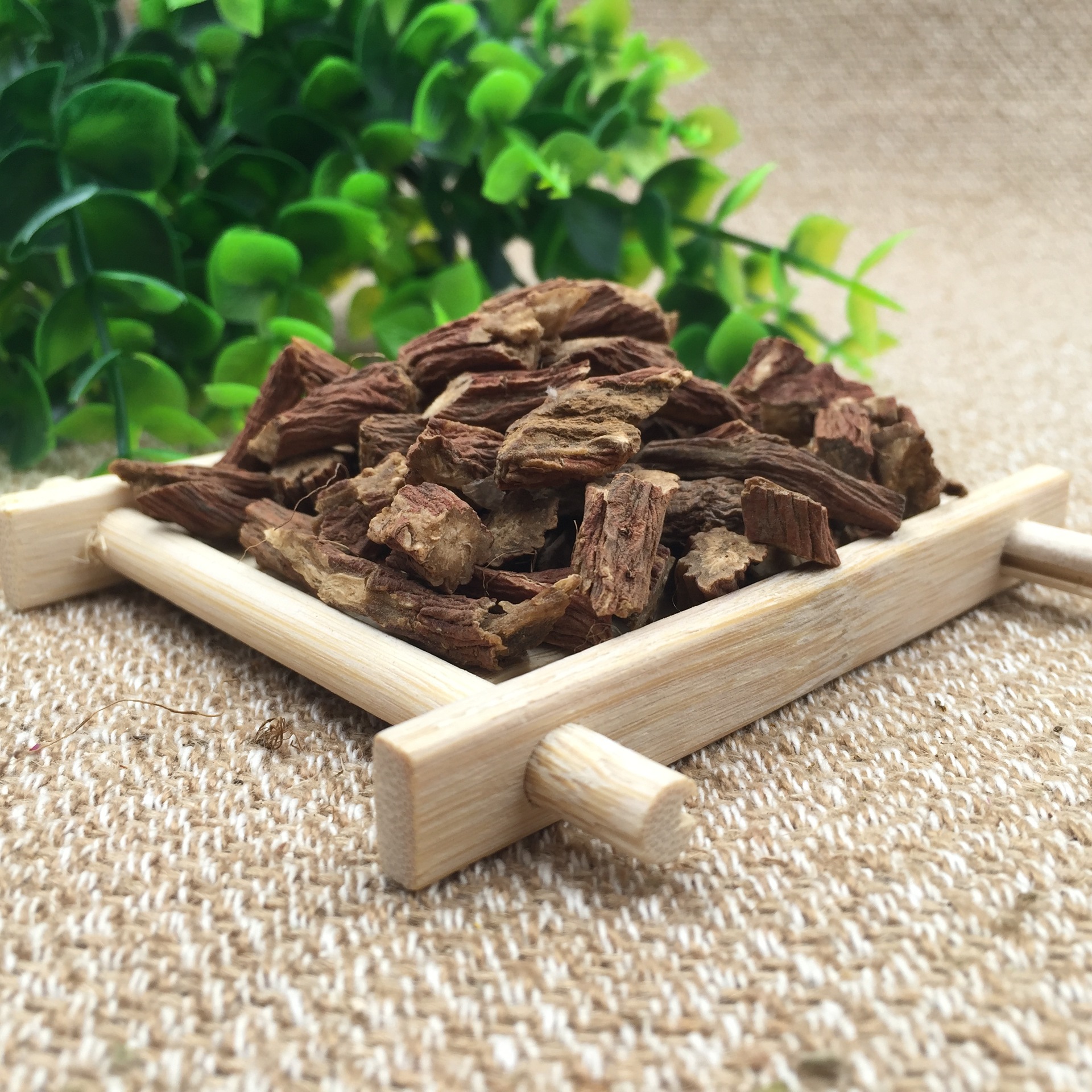 【归经】归心,肝经. 【用法用量】9～15g. 【注意】不宜与藜芦同用.