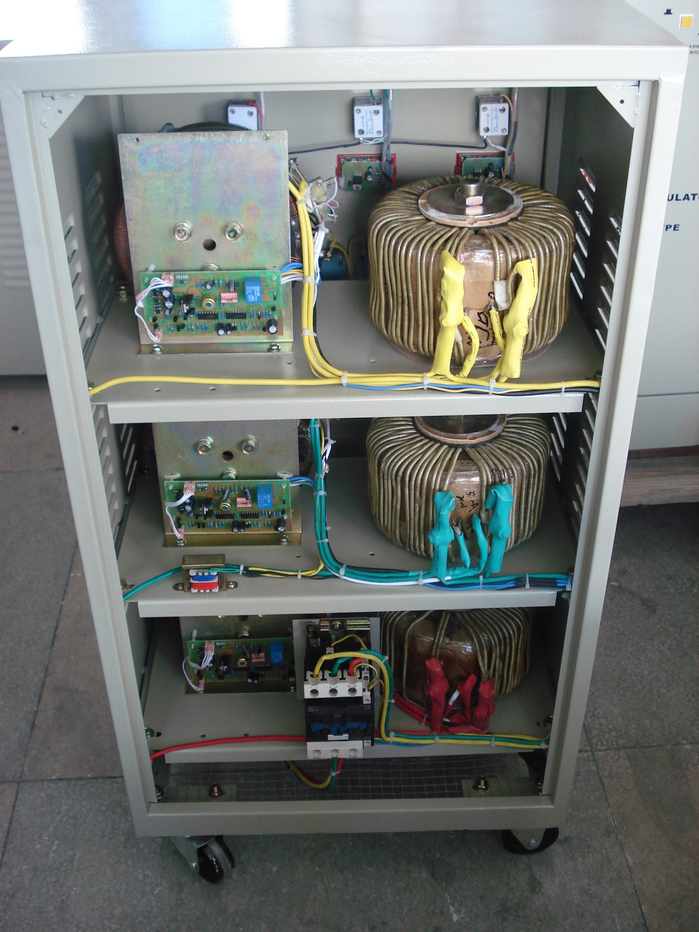 供应稳压器 svc-15kva 高精度三相交流稳压器 家用稳压器