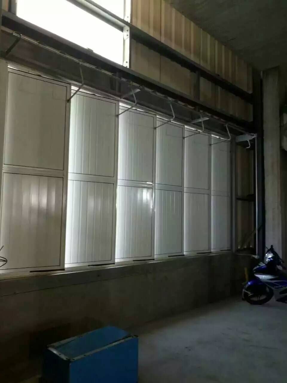 专业生产彩色涂层钢板门窗 彩钢立转窗