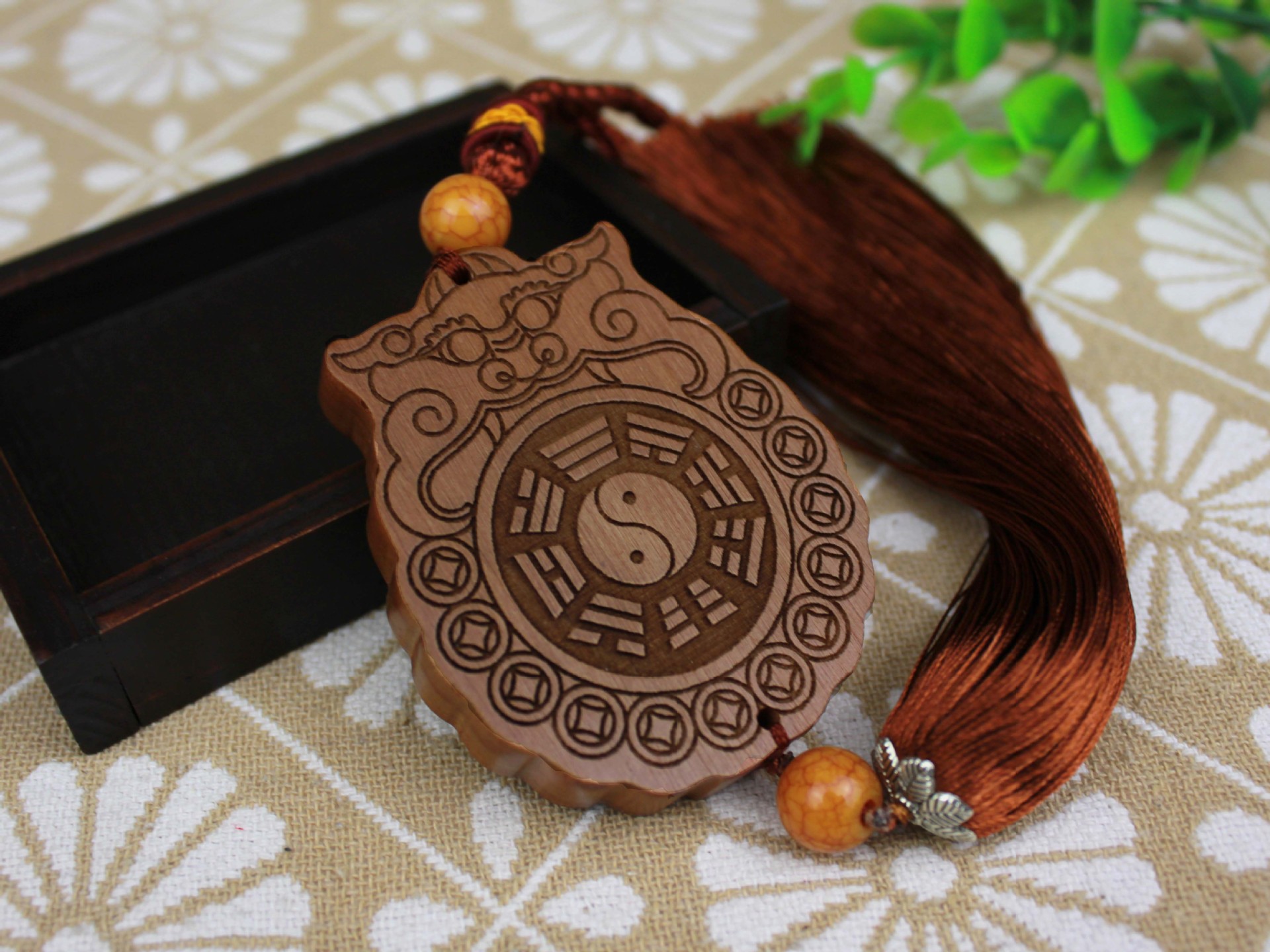 厂家货源 桃木木雕汽车挂件 八卦木牌汽车内饰用品 定制挂件