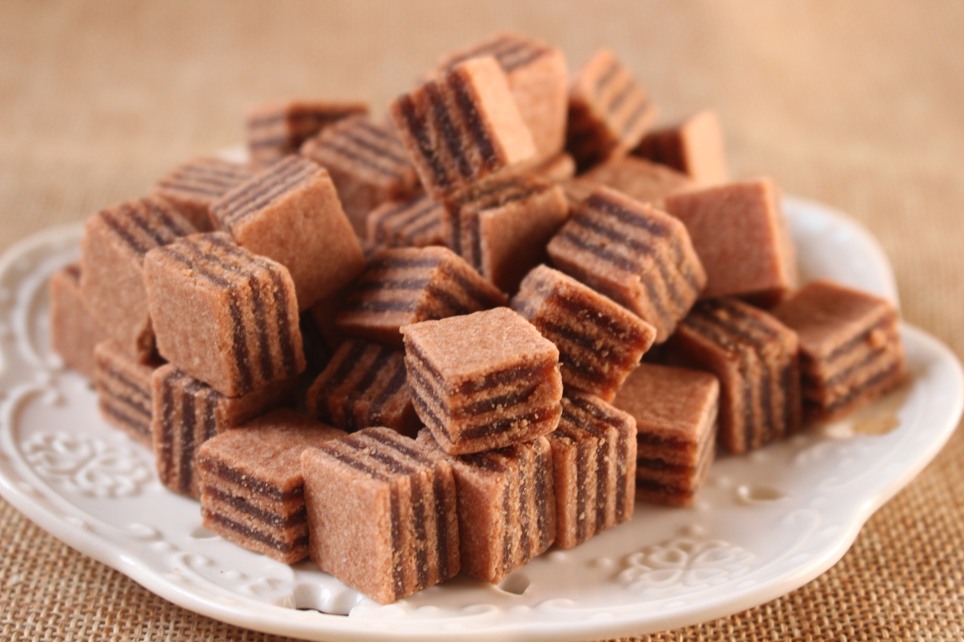 批发散装四方山楂 热销休闲零食 健胃开胃 无任何添加剂 .