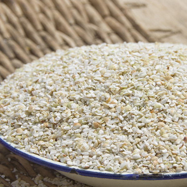 荞麦糁子,是将荞麦米切割碎以后的碎米.