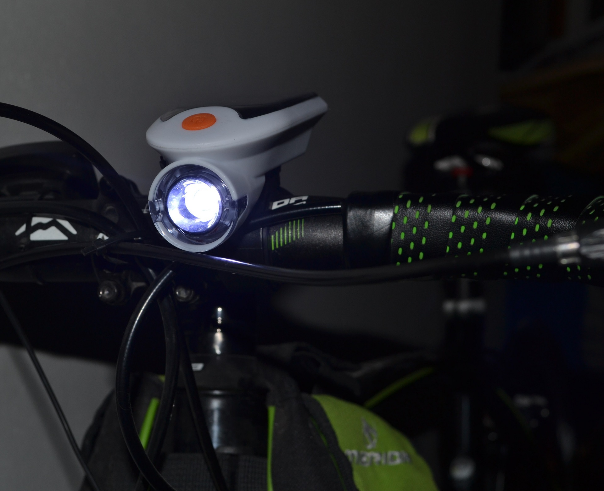 自行车前灯usb充电自行车灯//新款太阳能前灯sj-20023