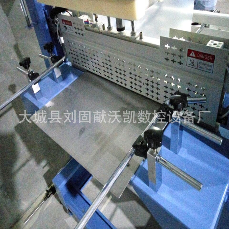 供应电子元件自动套膜裹包热收缩机 全自动袖口式热收缩包装机