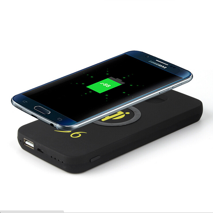 厂家直供qi标准无线充电发射器带6000移动电源手机支架功能三合一