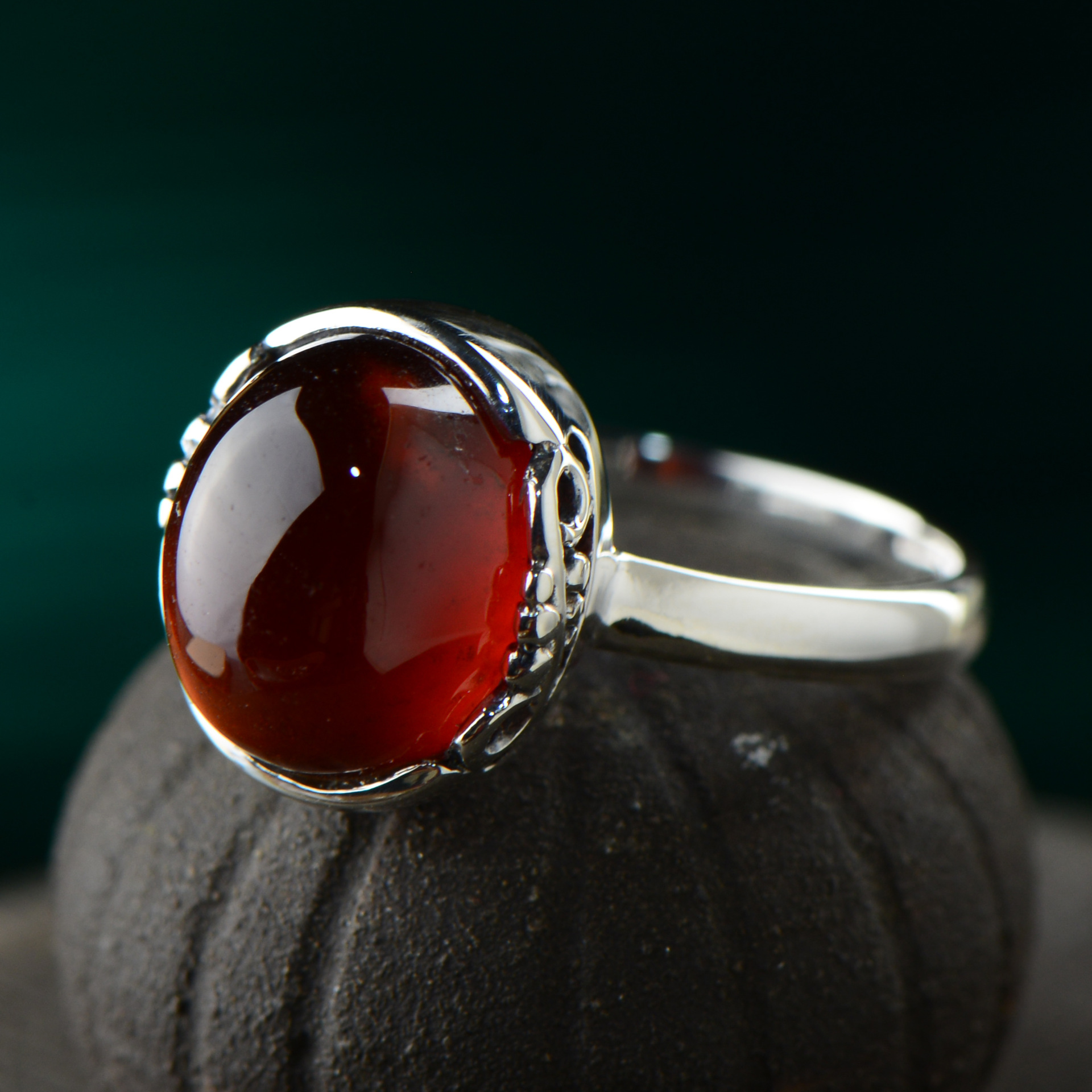 2020新款925银镶嵌饰品原创复古泰银女士天然酒红石榴石戒指礼物