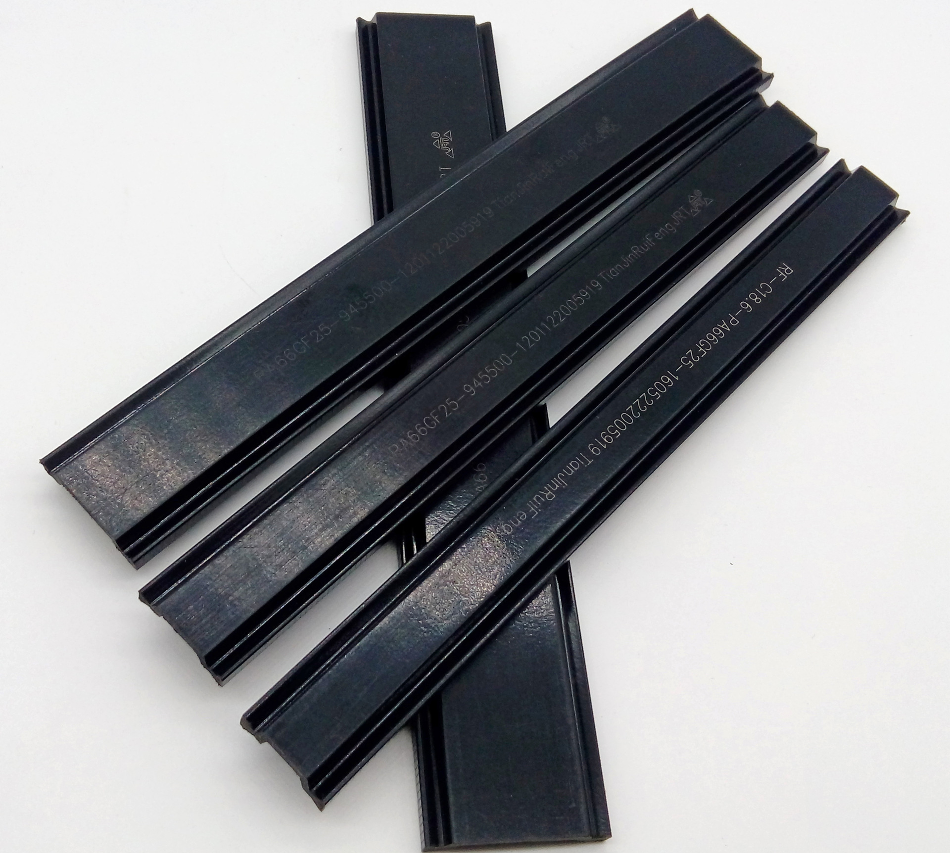 天津瑞丰隔热条由65%尼龙(pa66)加25%玻璃纤维(gf)的最佳隔热条原料