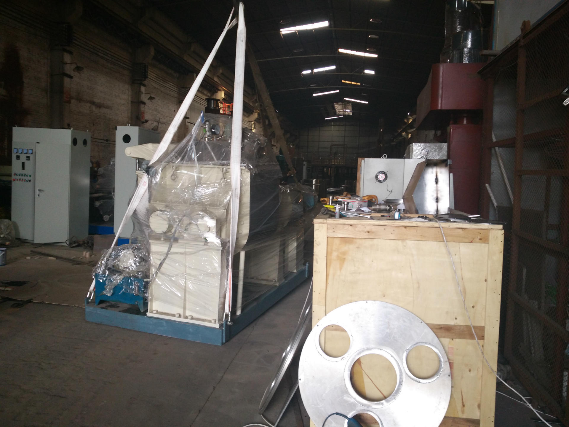 阿尔及利亚客户的2台300l捏合机橡皮泥生产线验收完毕装车出货了