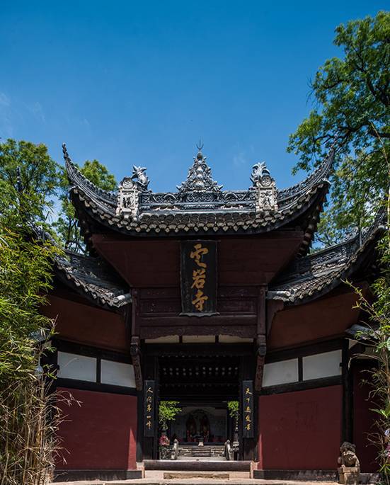 云岩寺大门,看进去高低错落,庭院幽远