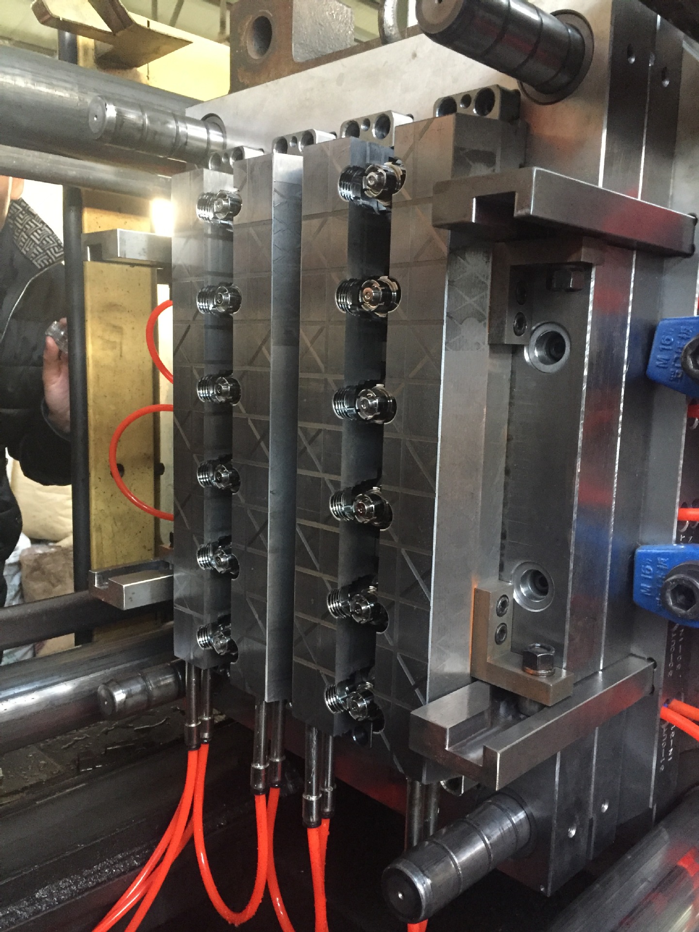 针阀点浇口pet模具注塑模具