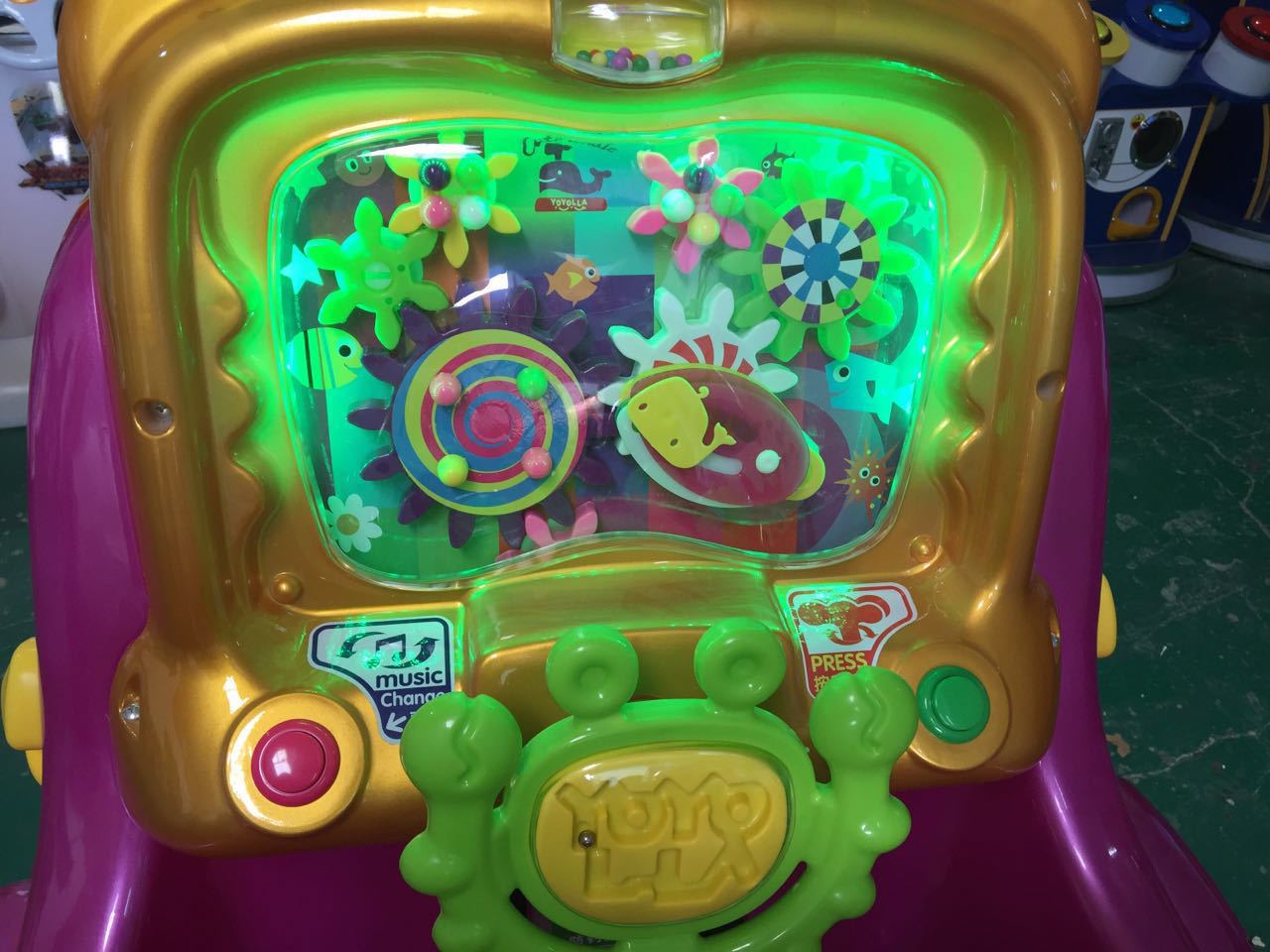 厂家儿童摇摇车qq鲸投币游戏机摇摆机儿童转马轨道设备批发