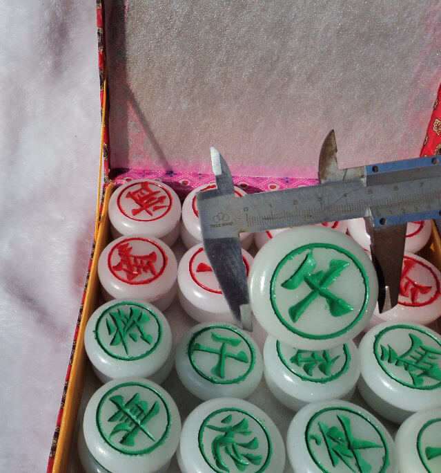 河南南阳镇平玉器批发 天然汉白玉象棋 大号玉石象棋摆件批发