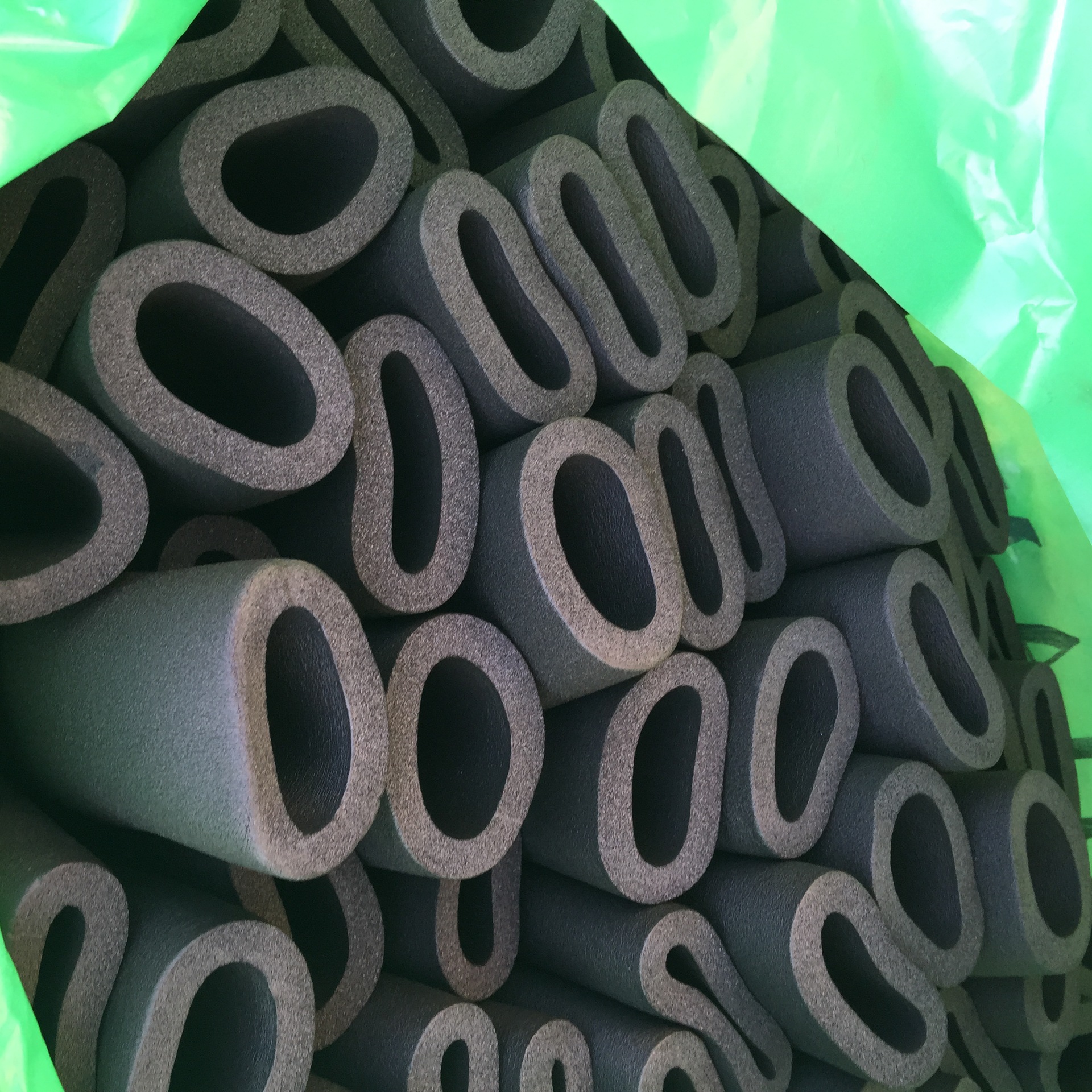 供应出口橡塑海绵管 高回弹b2级橡塑保温管 保温隔热材料