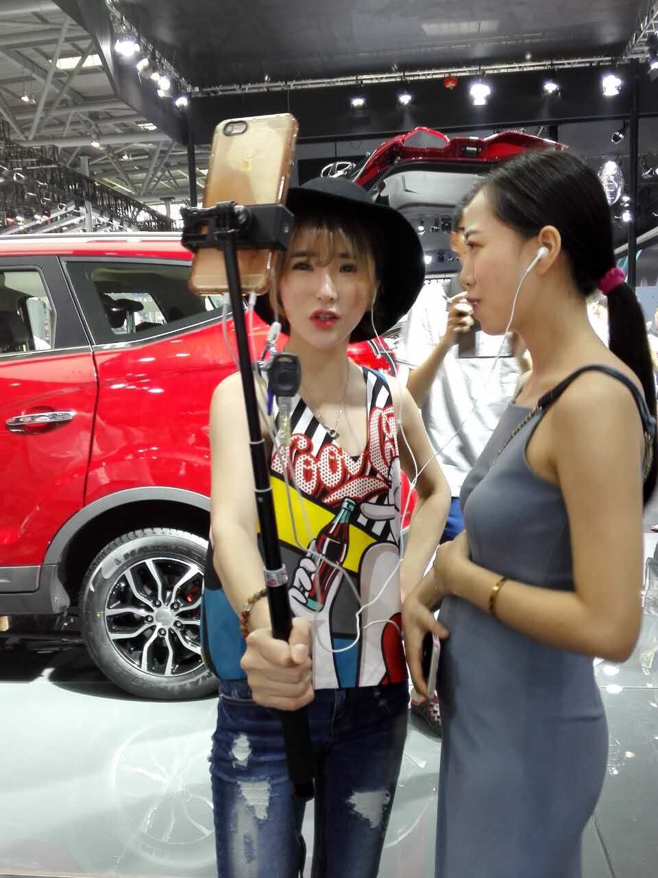 网红车展直播惊现孕妇乱入-爱卡汽车网论坛