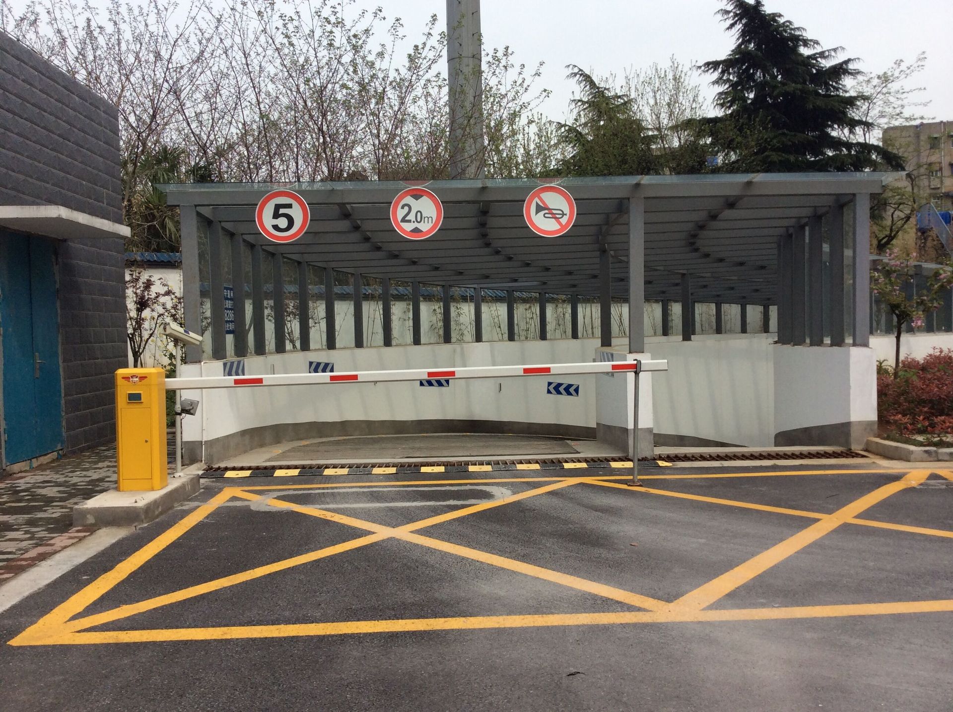 直杆道闸 栅栏道闸供应 厂家专业定制道闸 信誉保证