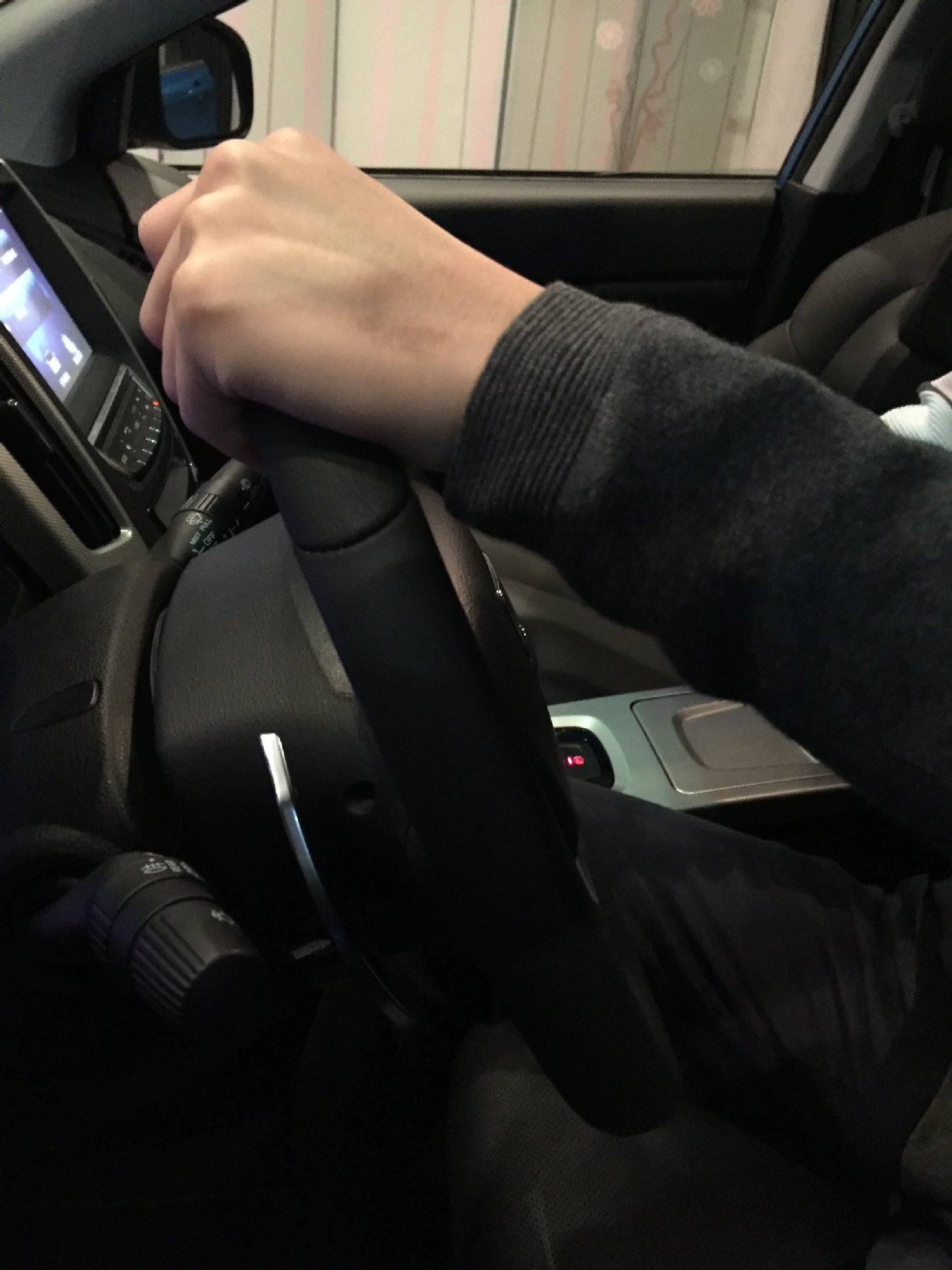 假装我在开车!发朋友圈装个逼先