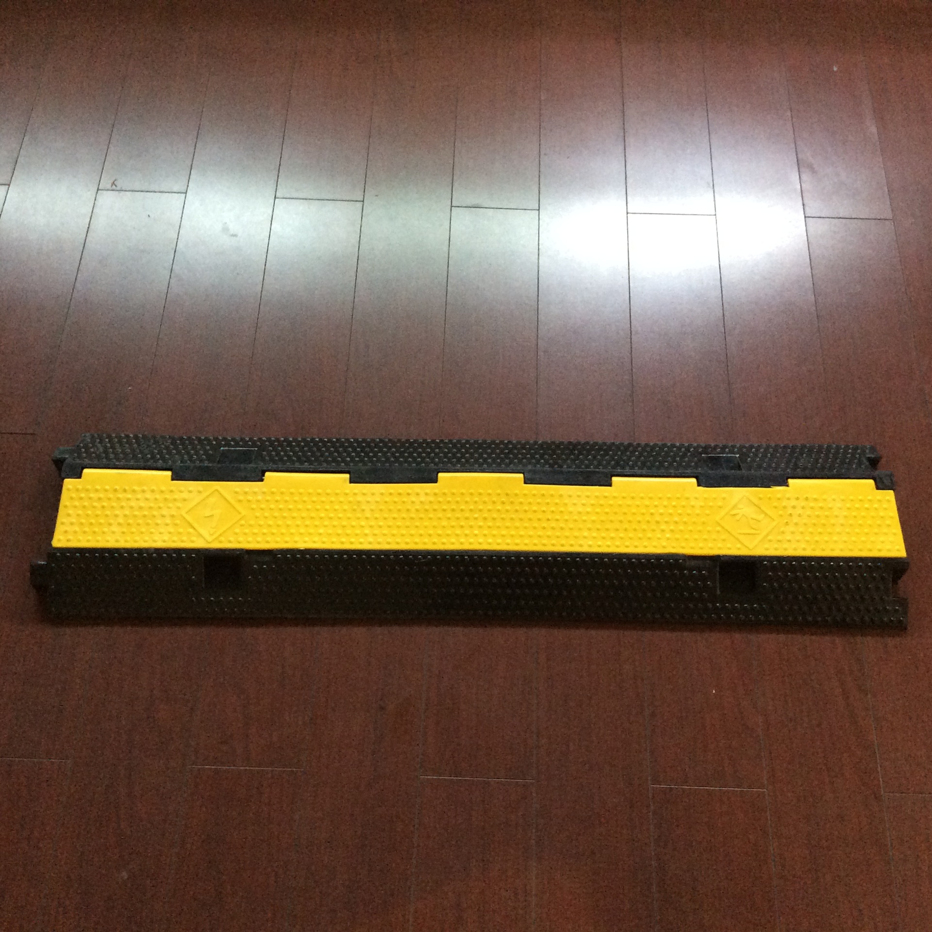 铺线板压线板橡胶 线槽减速带 电缆保护垫 二槽展览过线板缓冲板