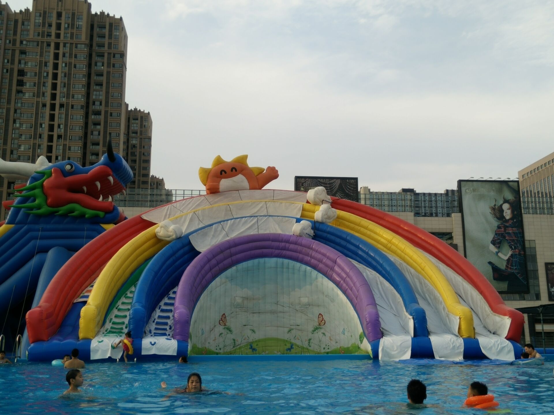 批发供应新款充气彩虹滑梯大型滑滑梯水滑梯游乐设备