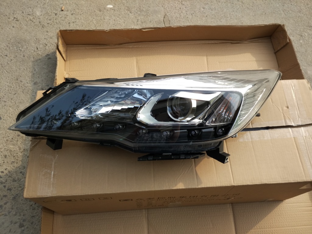 众泰新世界大灯 新世界汽车前照灯 汽车前大灯 原装正品汽车车灯