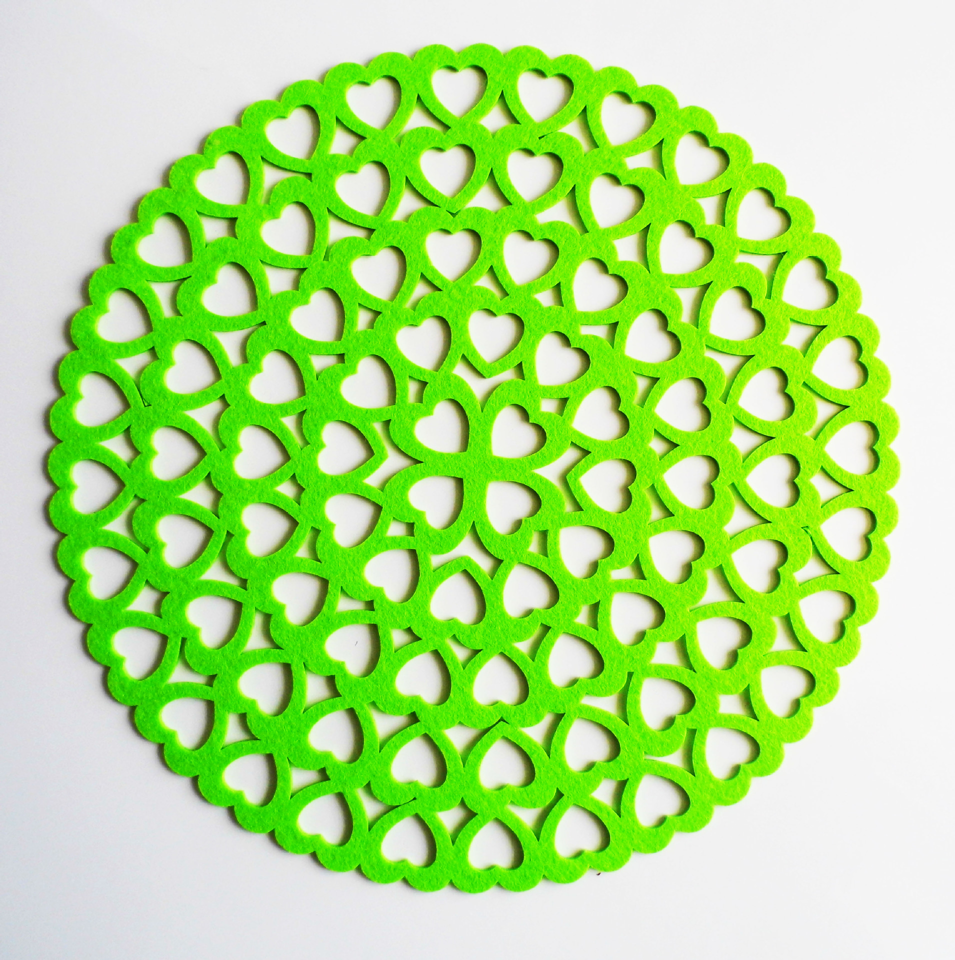 实体店热销圆形吊饰爱心挂饰幼儿园教室走廊装饰爱心挂饰定制毛毡