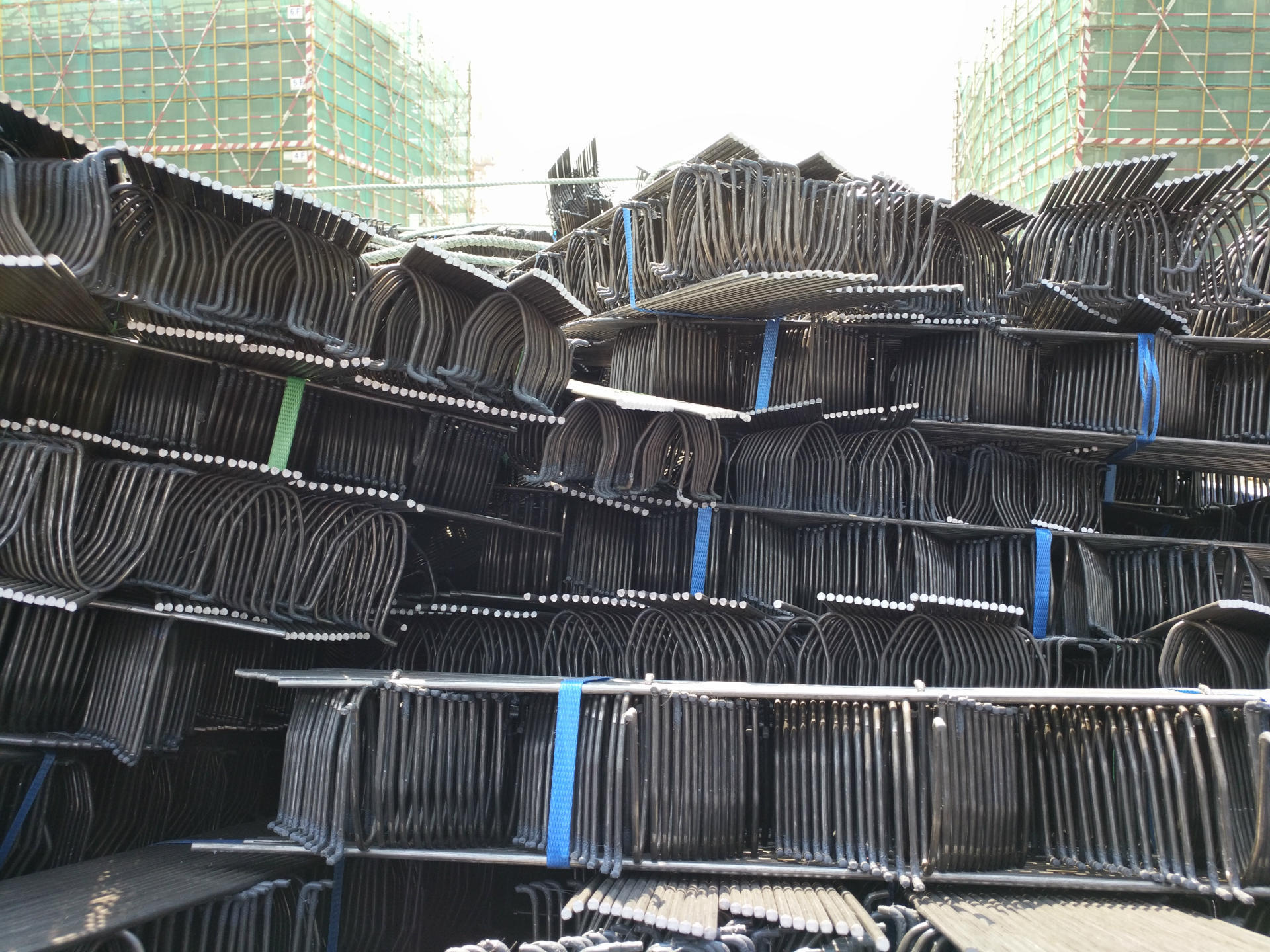 并且我公司的产品价格比施工现场所用废钢筋制作的铁马凳节