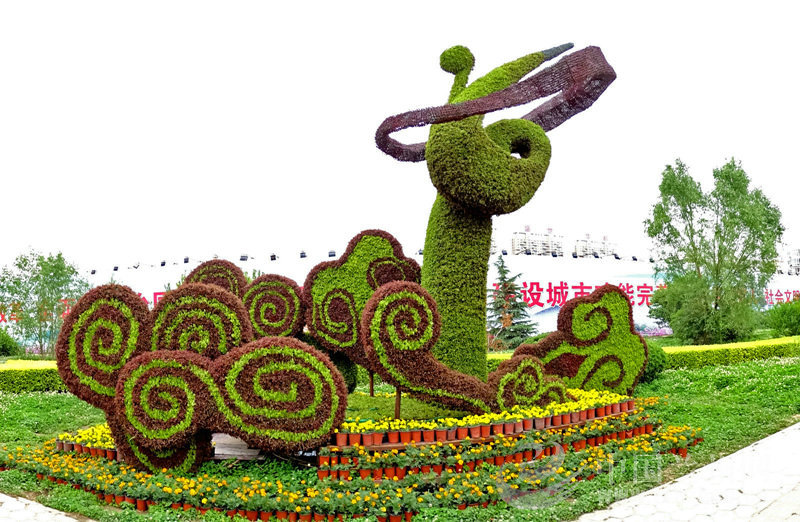 中型仿真绿雕人物动物绿雕提供订做来图询价