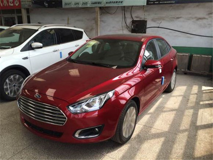 选择的大红色福睿斯自时提车