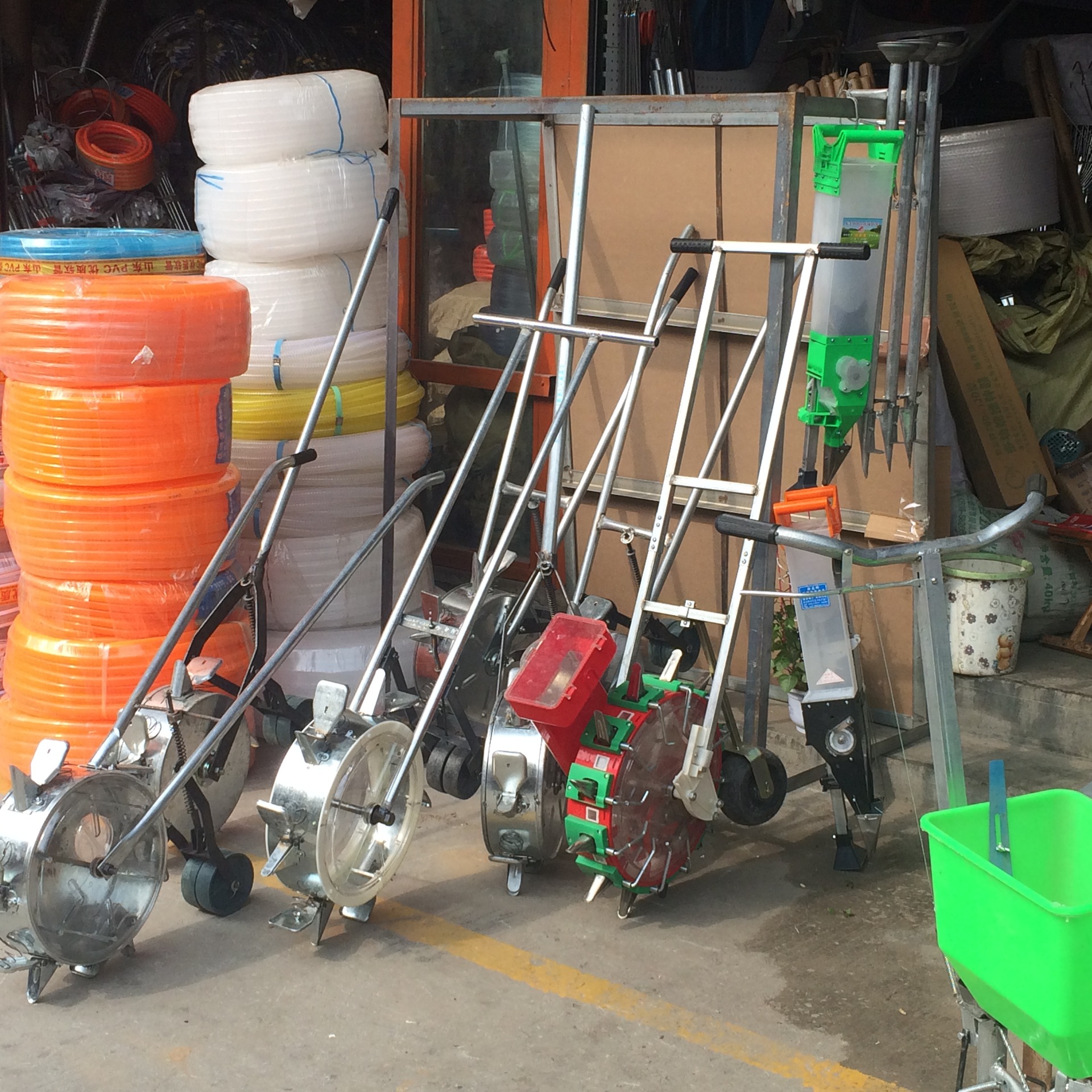 批发零售农用手推式半透明双把花生播种机手推滚筒式点播种器