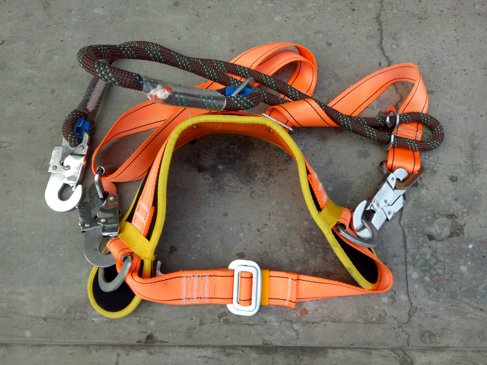 【图】厂家供应国标安全带红高空双绳双大挂钩建筑架子工安全带 防坠