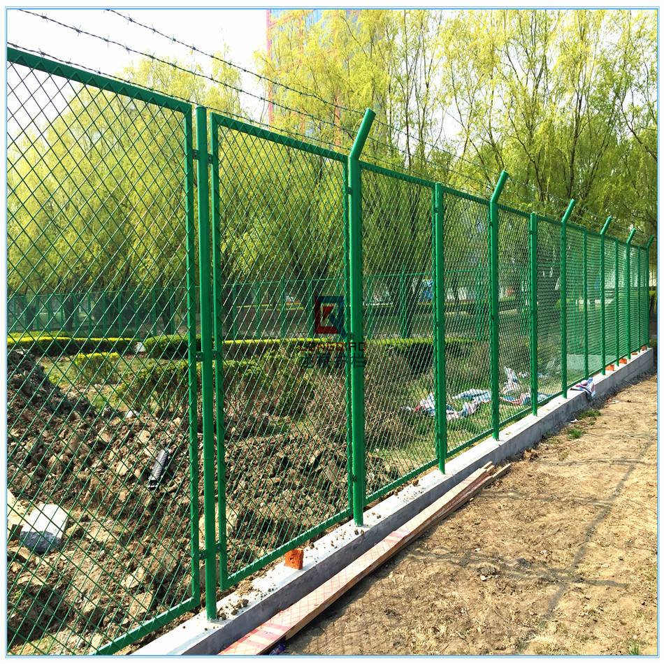 靖江铁丝网围栏网带刺绳护栏网宣州铁丝网围墙护栏网龙桥护栏直销