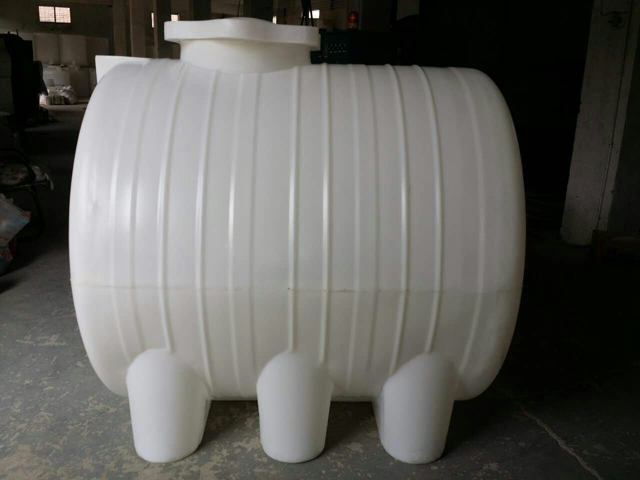 4吨车载卧式塑料水箱,农用灌溉水箱,pe化粪池