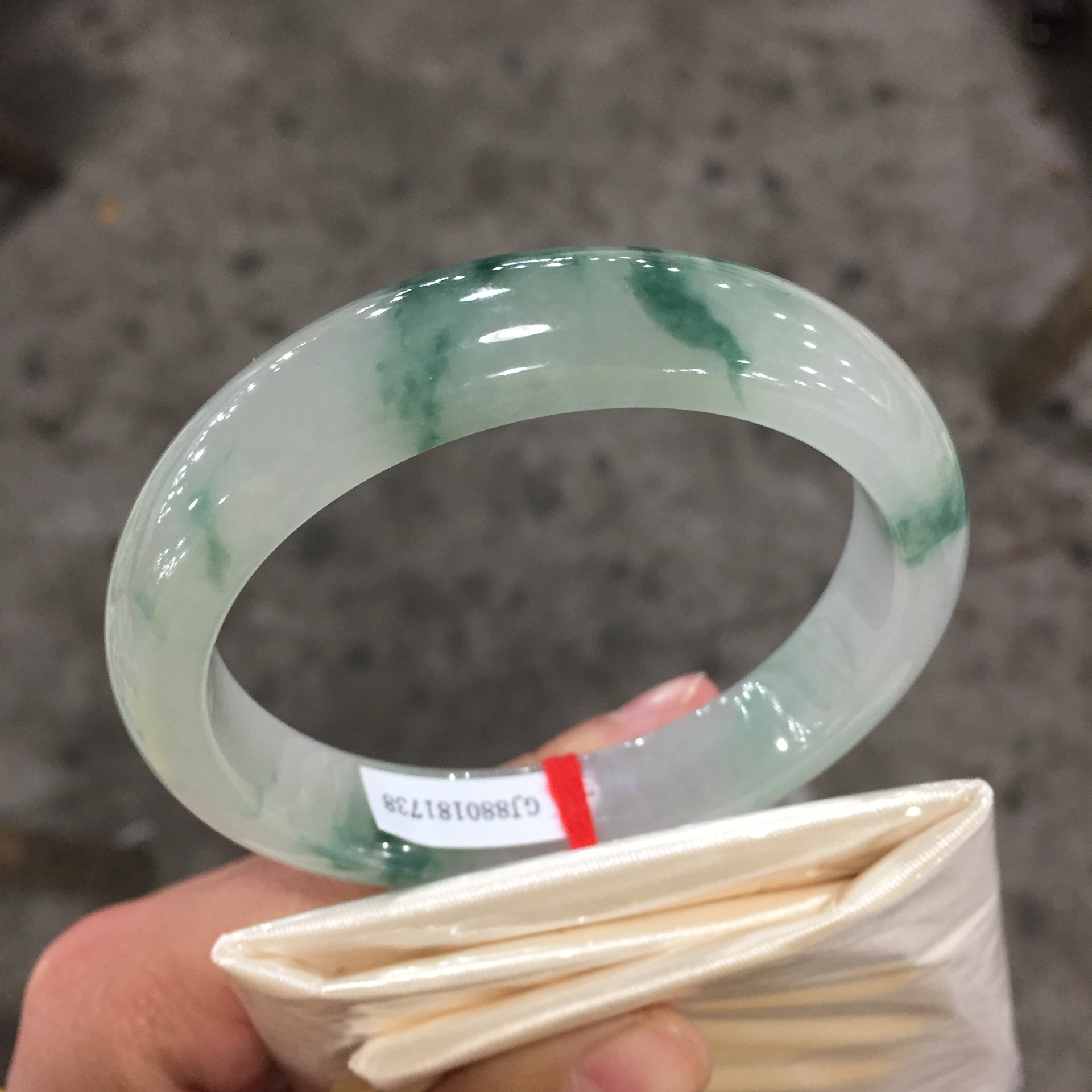 缅甸翡翠玉冰糯种浅绿飘花手镯女款复古翡翠玉镯子饰品