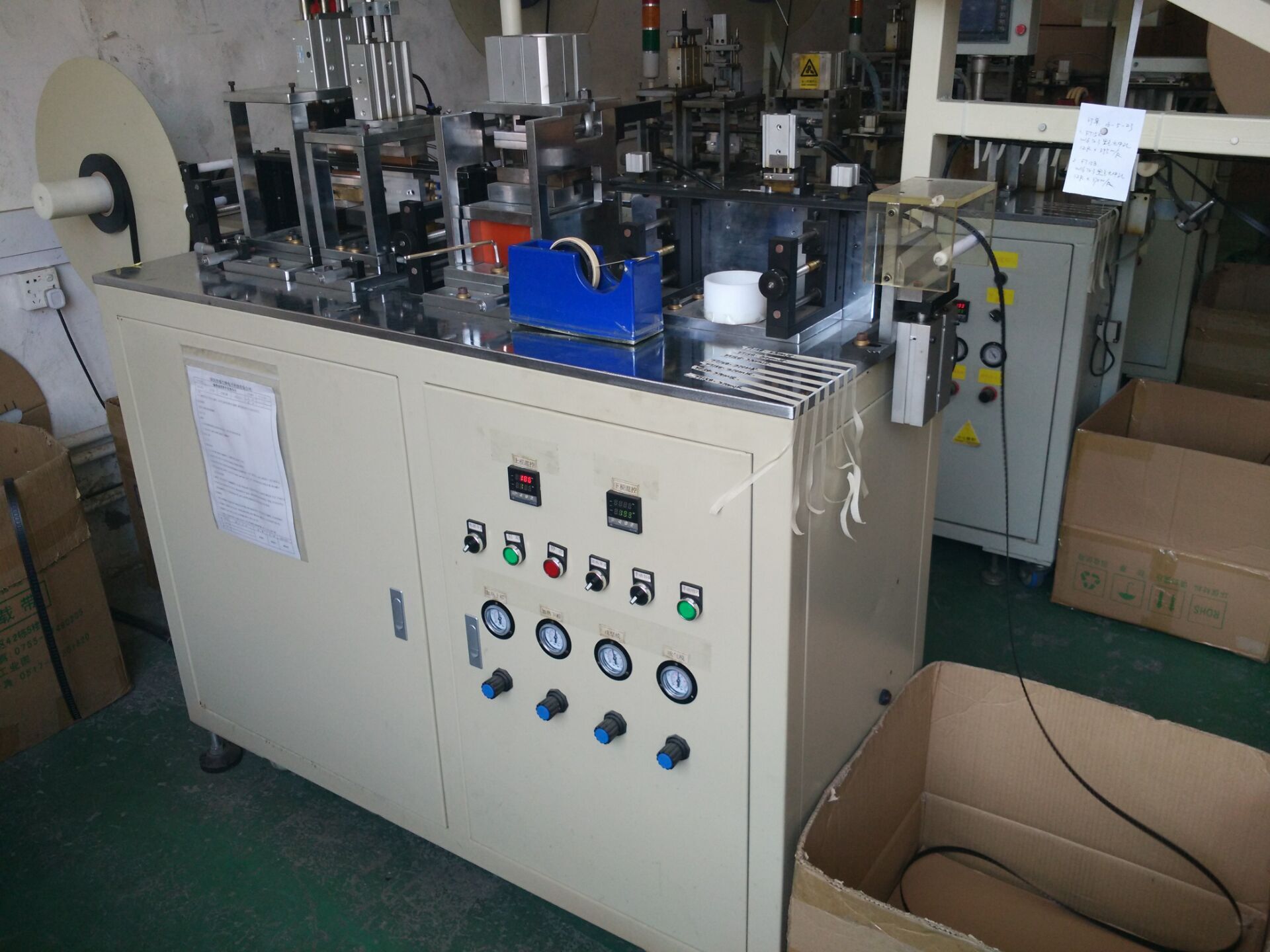 tape),上胶带(cover tape),塑胶卷轮(plastic reel),载带成型机,半