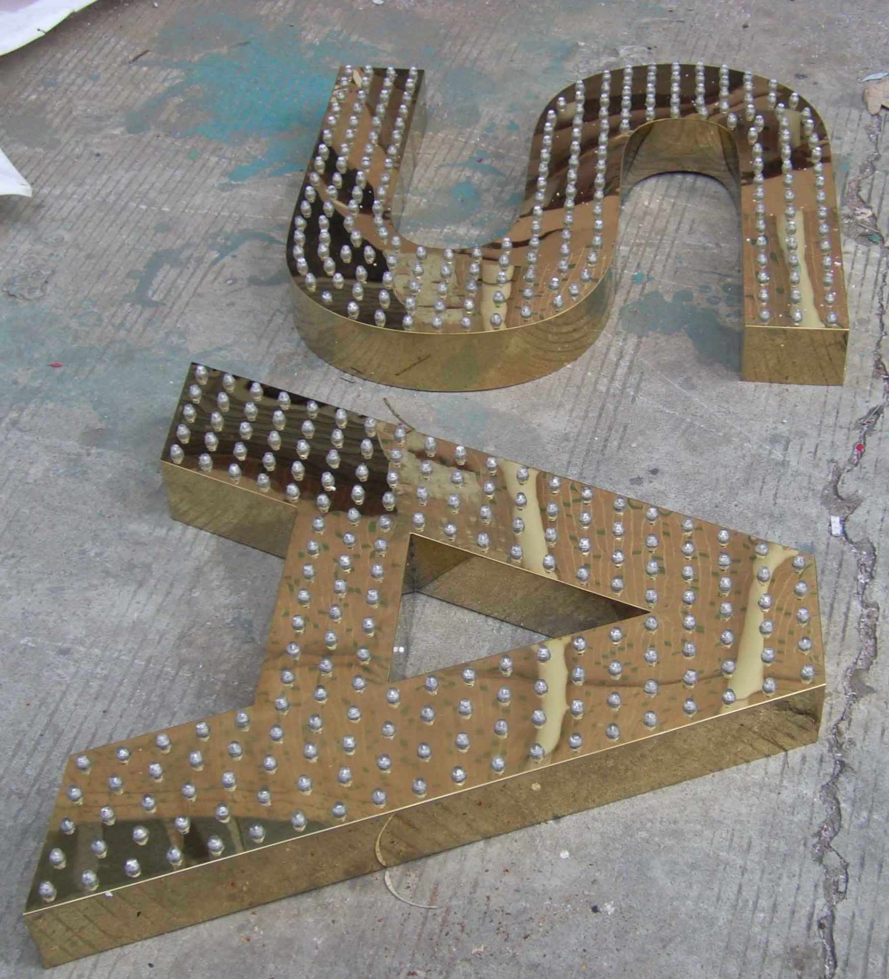 字,高空安装等;工厂部设有不锈钢制作车间,大型喷画车间钣金加工车间