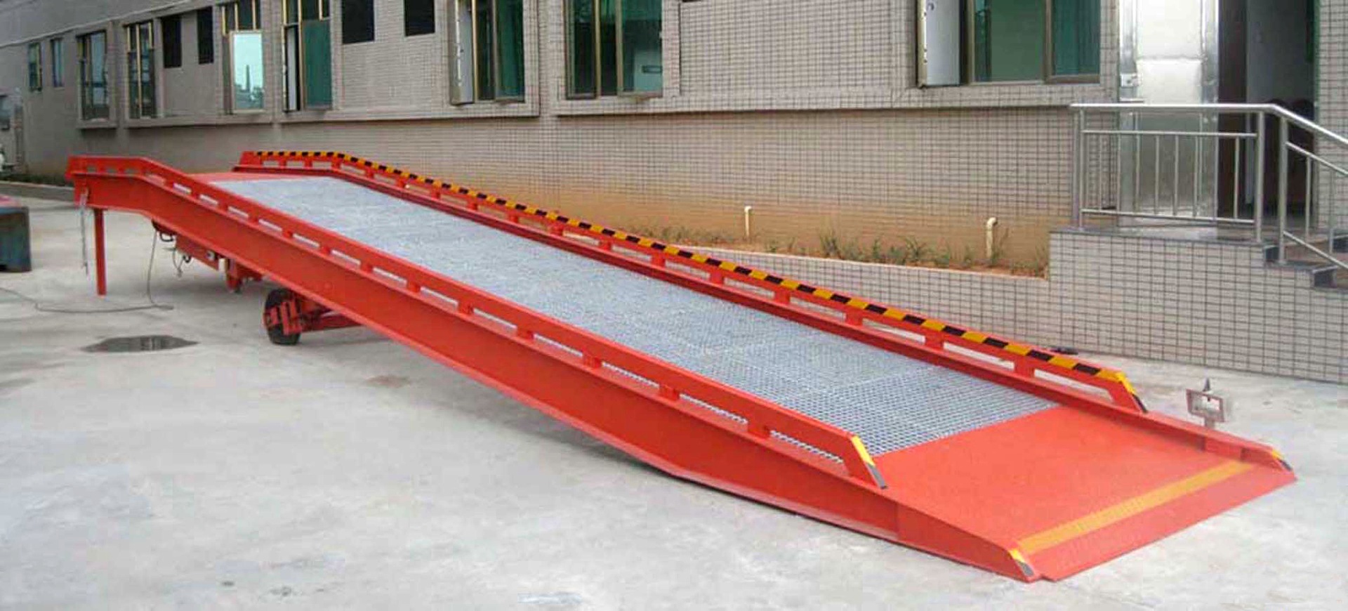 厂家直销 定做移动登车桥 装卸货码头集装箱专用 移动式登车桥