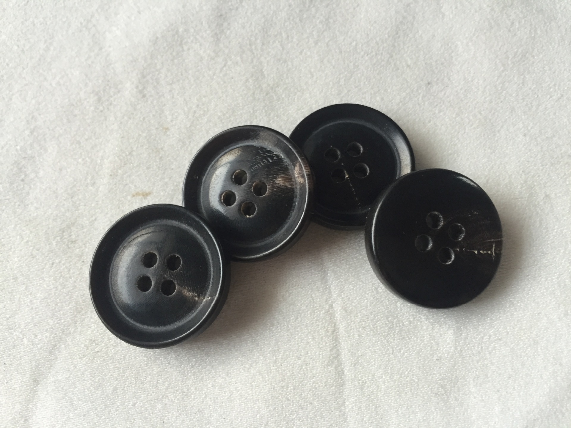 供应20mm倒边四眼黑色真牛角扣犀牛角扣高档风衣纽扣