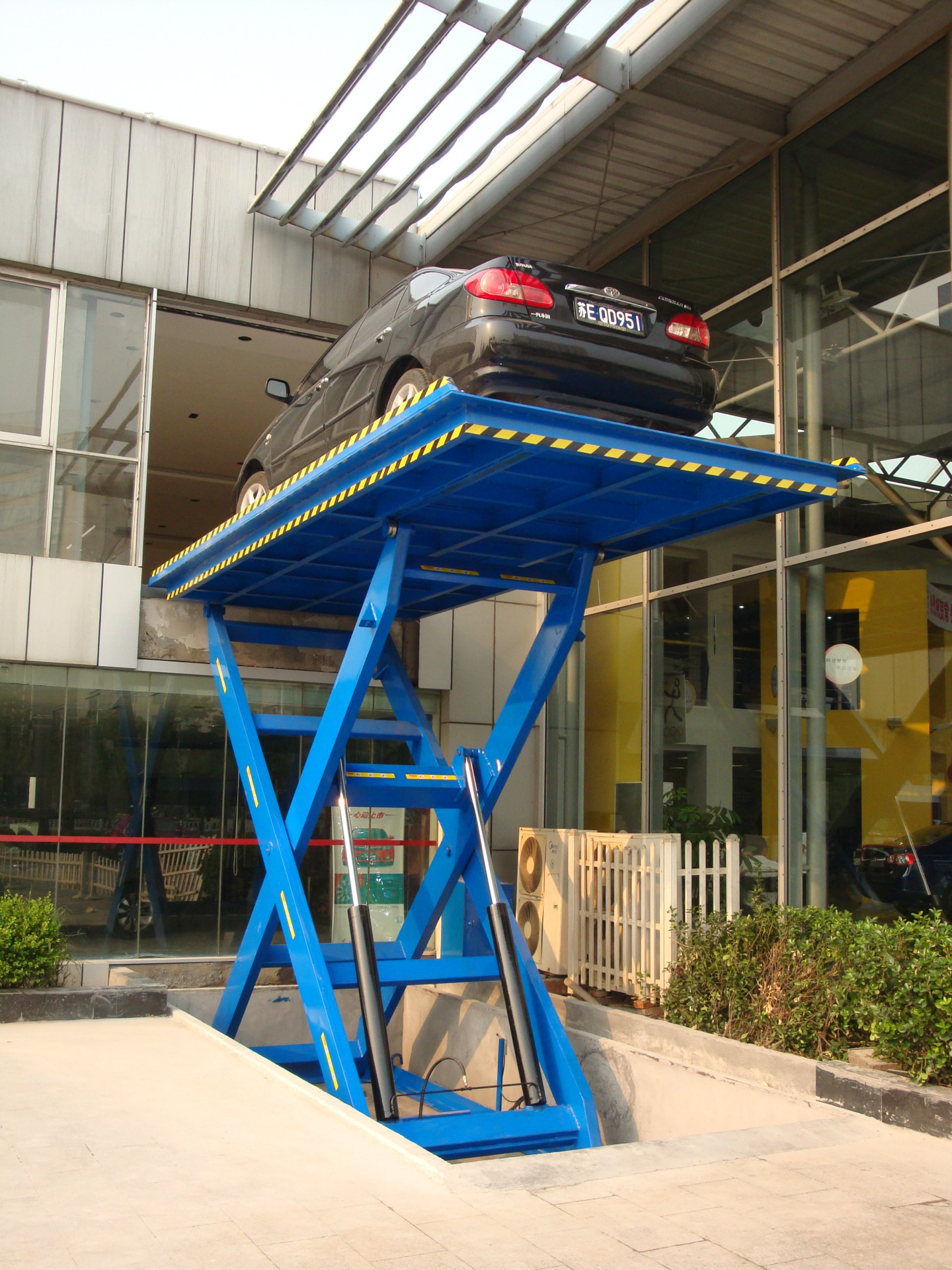 厂家专业生产汽车4s店专用汽车升降台 剪式汽车升降机升降台.