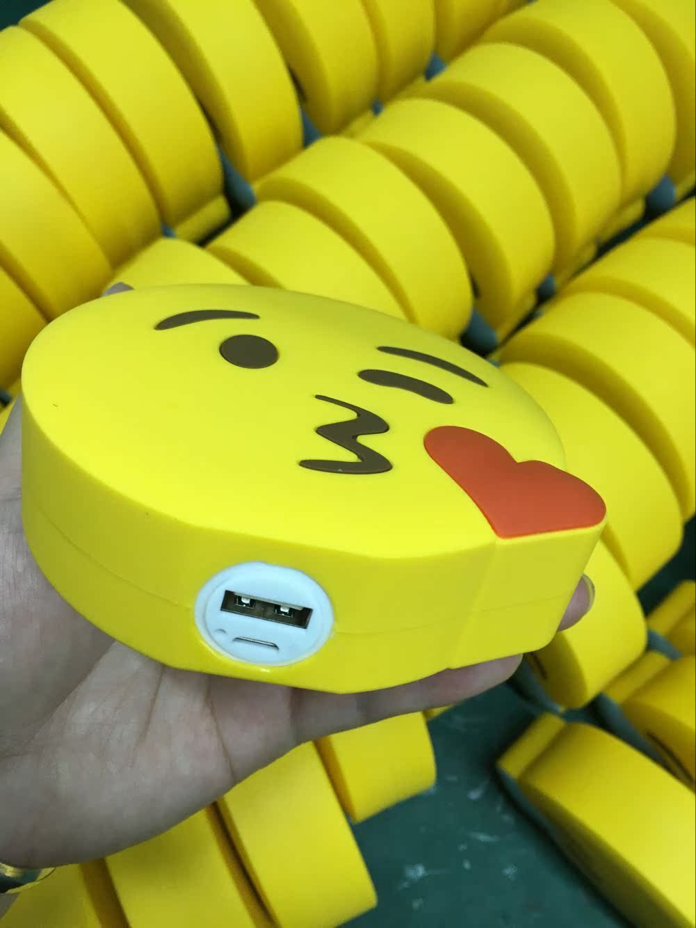 工厂批发新款pvc卡通笑哭脸移动电源笑出眼泪的emoji表情充电宝