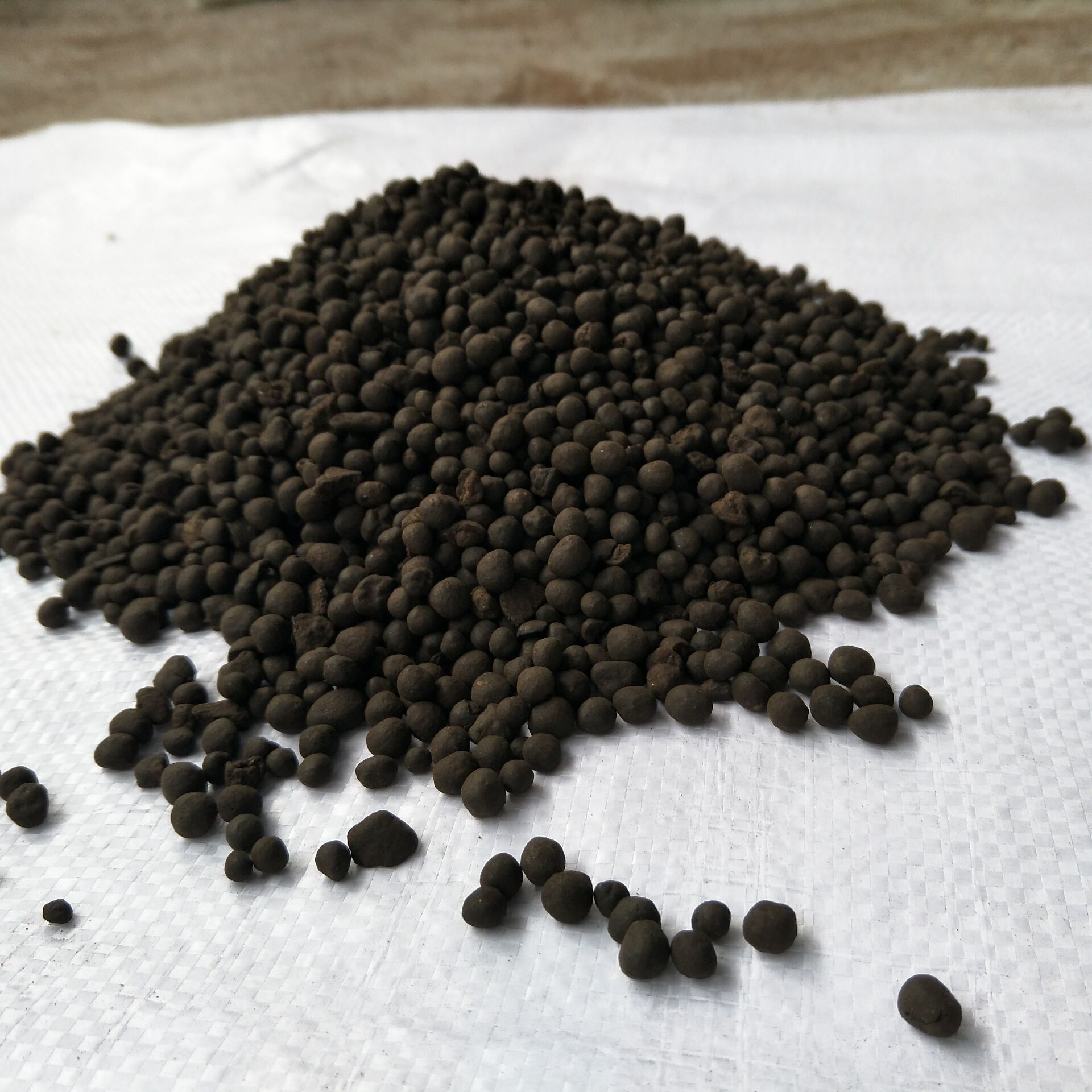 泥炭和腐熟羊粪为为主要原料,采用高科技生物技术和先进腐植酸萃取