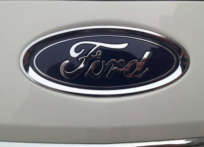 论坛 福睿斯论坛      一键升降.        在晒一张给车标的特写!