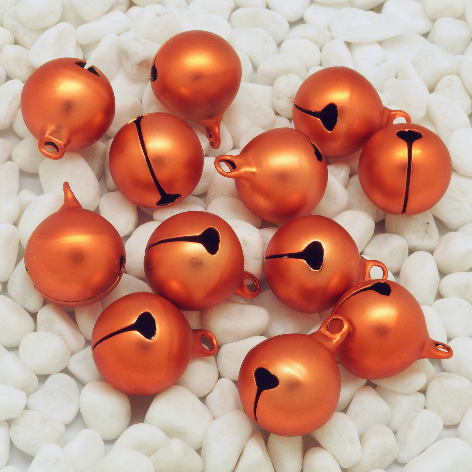 厂家定制各尺寸各颜色出口品质哑光彩色铃铛铜铃铁铃一字铃十字铃