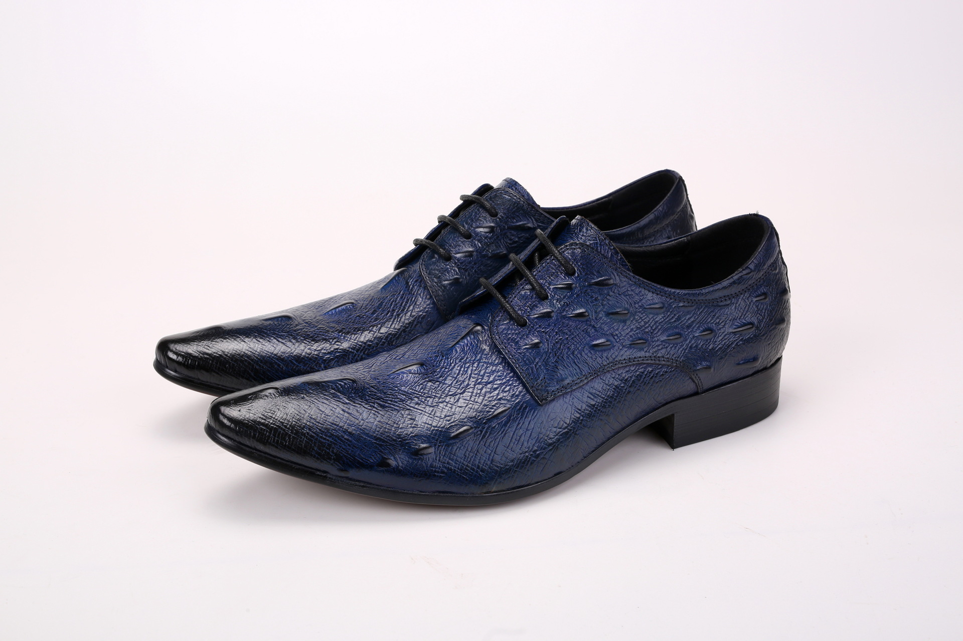 新款时尚压花纹尖头欧版正装皮鞋系带工作鞋奢华婚鞋大气牛皮