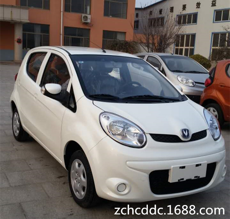 四缸奔奔款电动轿车 油电双动力