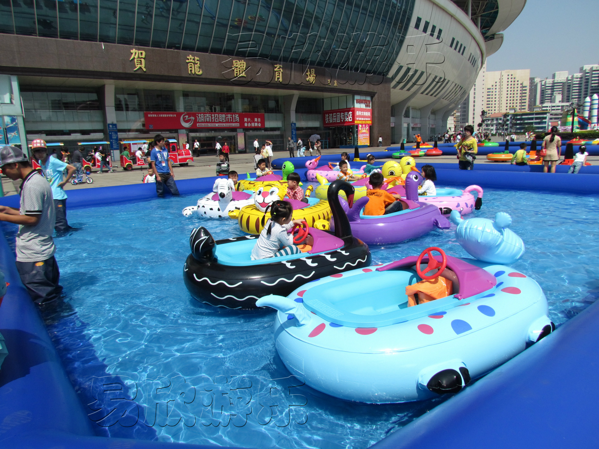 热销亲子卡通电瓶船 儿童音乐水上碰碰船 广场公园动物造型船