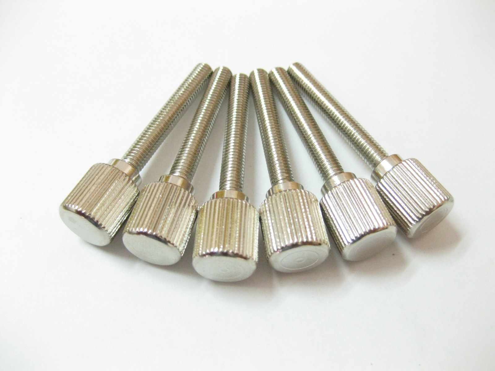 供应彩锌滚花手拧螺丝 一字槽滚花螺丝 非标螺丝定做