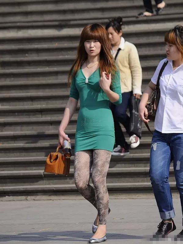 亲,这种其实是卖家为了做效果才这么剪的,不是说真的穿到街上美感呀!