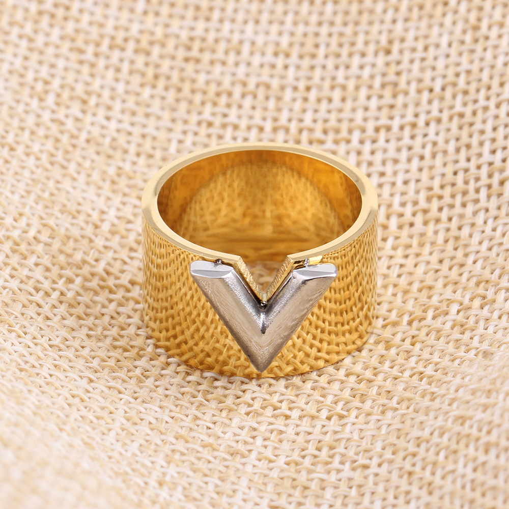 时尚设计 速卖通热卖 v字戒指 个性字母宽指环 情侣钛钢戒指